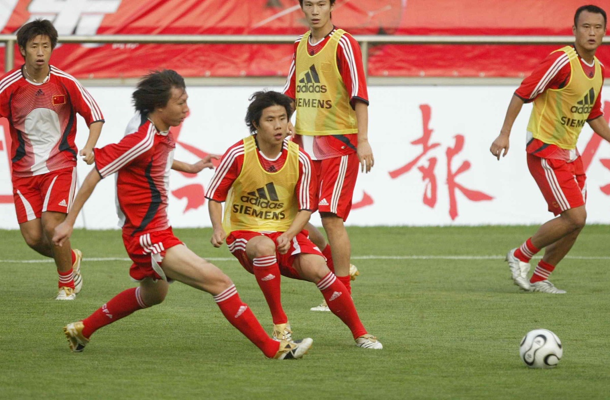 精彩比赛中一支球队获得历史性胜利