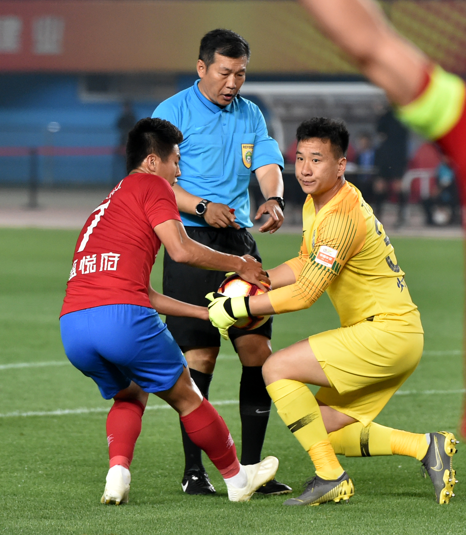 关于天津泰达客场不敌对手士气受挫，球队压力巨大的信息