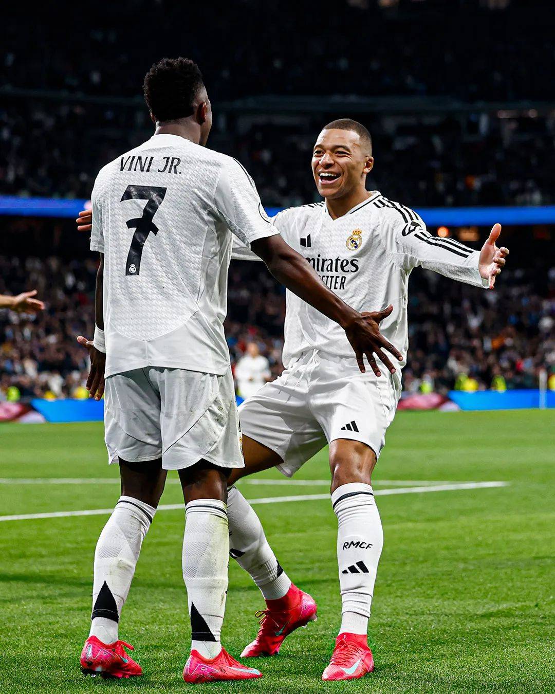 包含场上表现出色，球员们展现出无限活力的词条