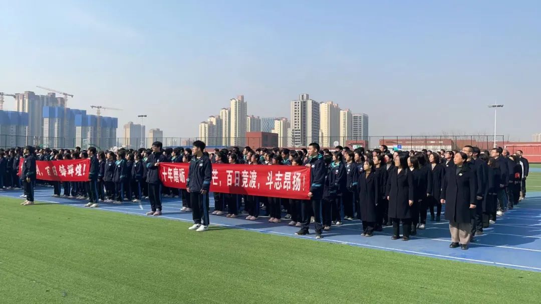 队员们斗志昂扬、全力以赴，载入历史