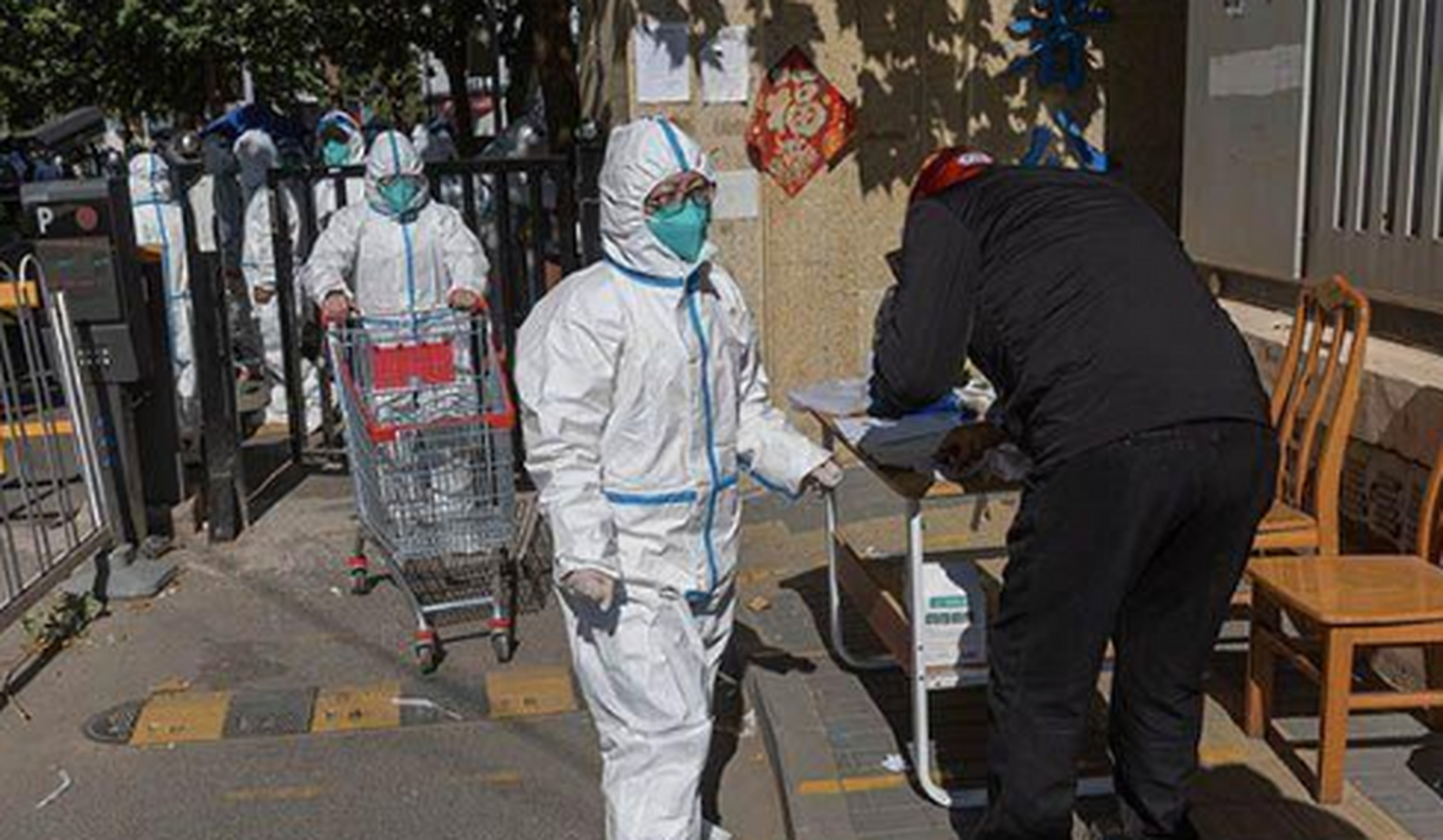 队内种种矛盾浮出水面，管理层面临危机处理