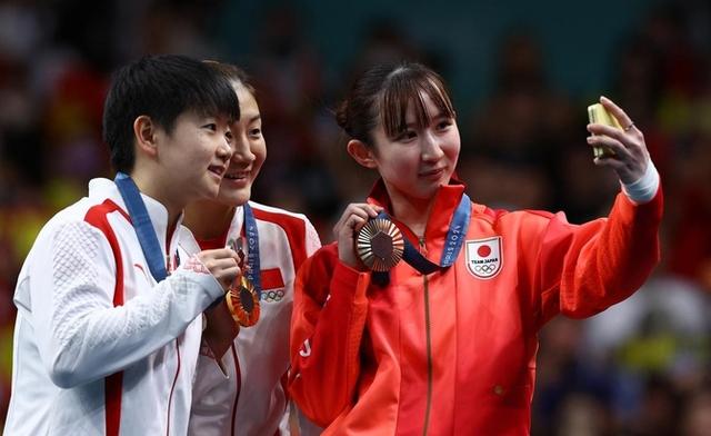 足球女运动员精彩表现，带领球队走向胜利的简单介绍