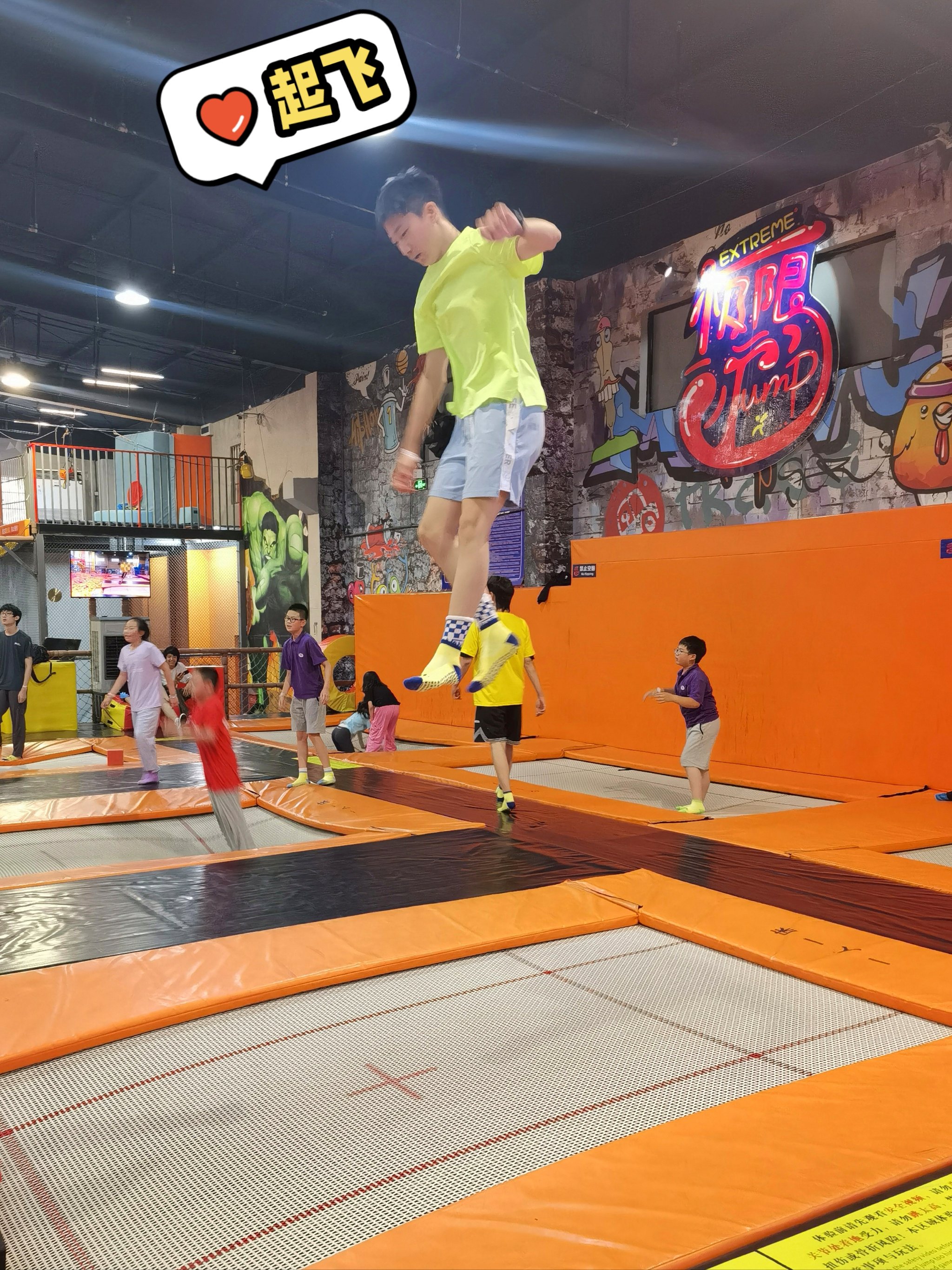 开云APP-蹦床比赛翻飞上天，俄罗斯选手夺魁