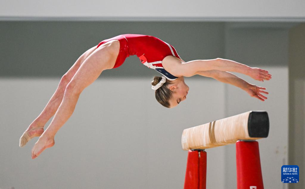 韩国体操选手一举夺得平衡木冠军