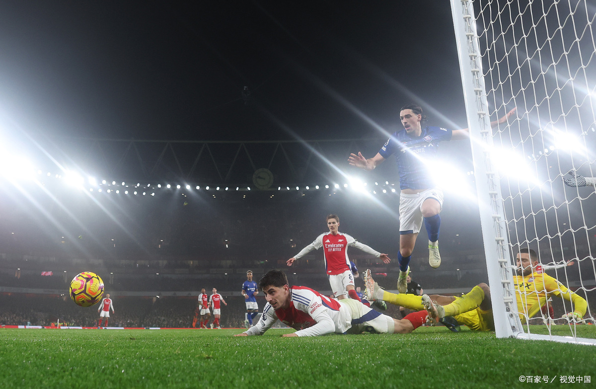 足球场上的激烈对抗，球员们为了荣誉拼尽全力