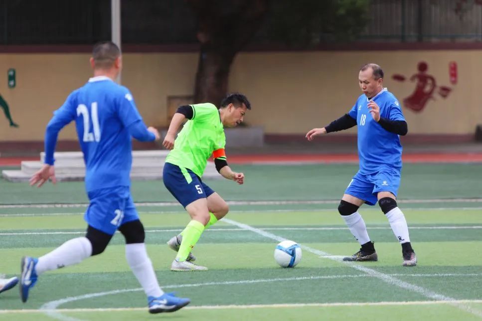 开云平台-在比赛中球员们目不转瞬，全力以赴