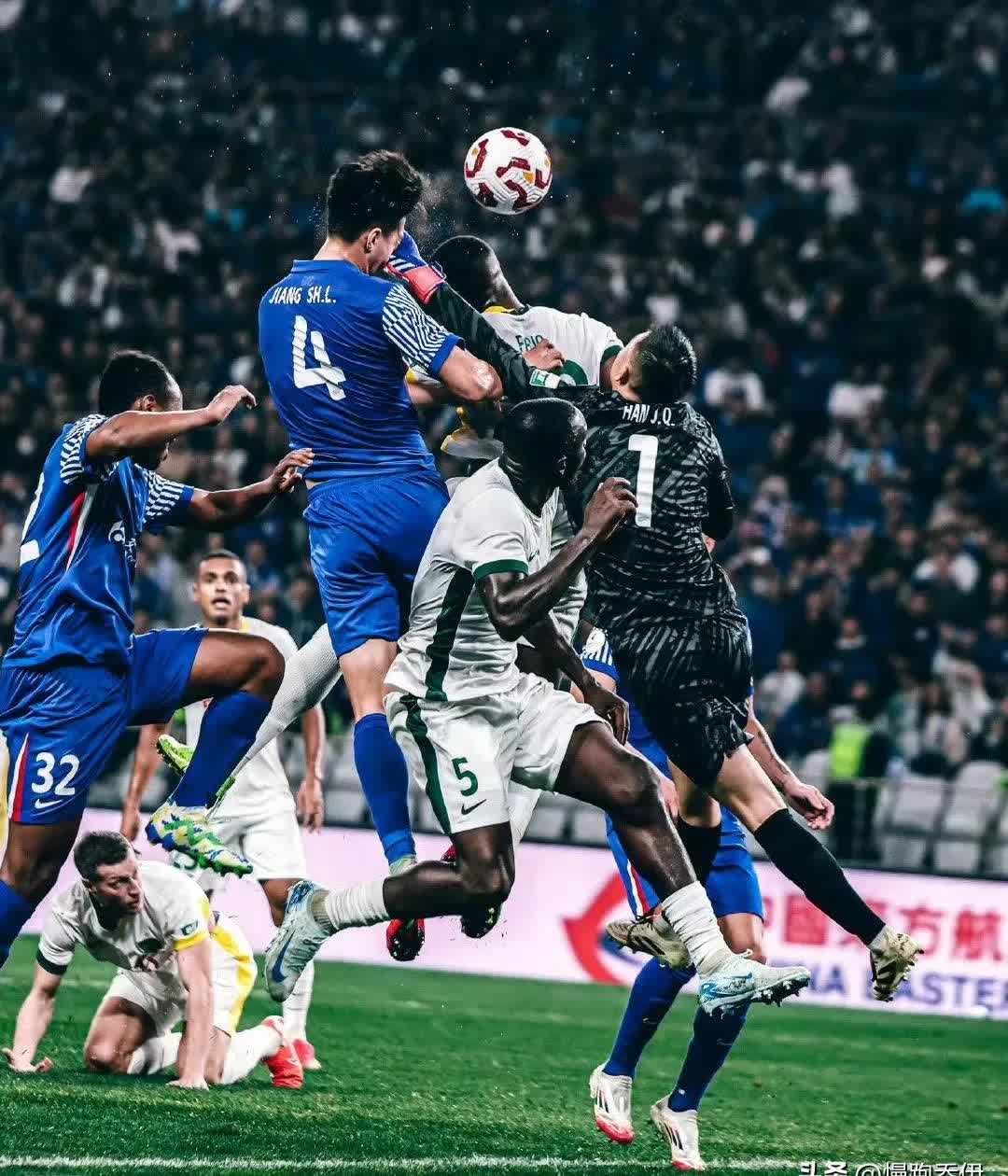 在比赛中球员们目不转瞬，全力以赴