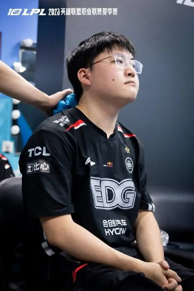 开云体育官网-EDG力克RNG，Hanssama单局斩获MVP淘汰赛3:2（上海）