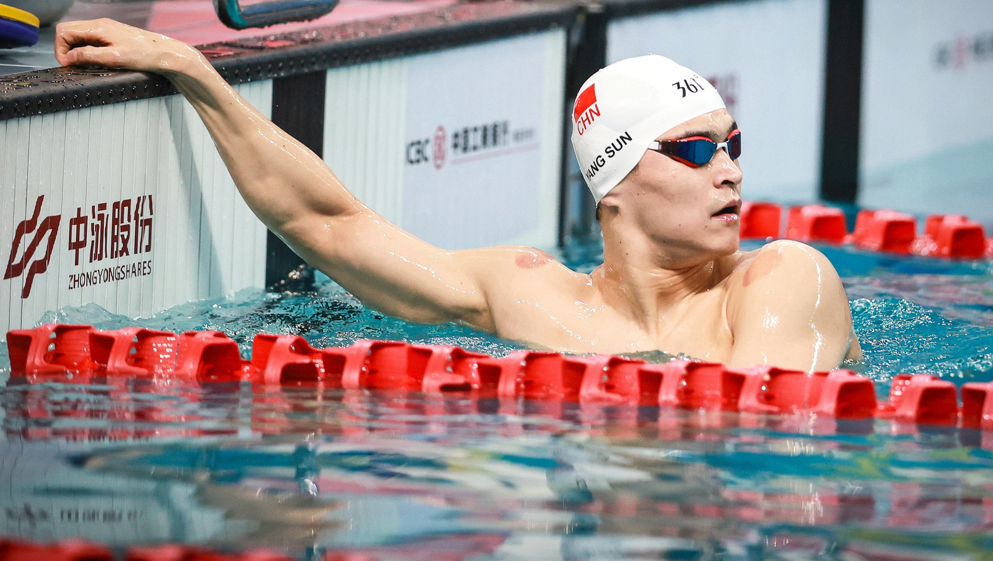 开云体育在线-美国游泳健将勇夺冠军，追逐奥运梦想