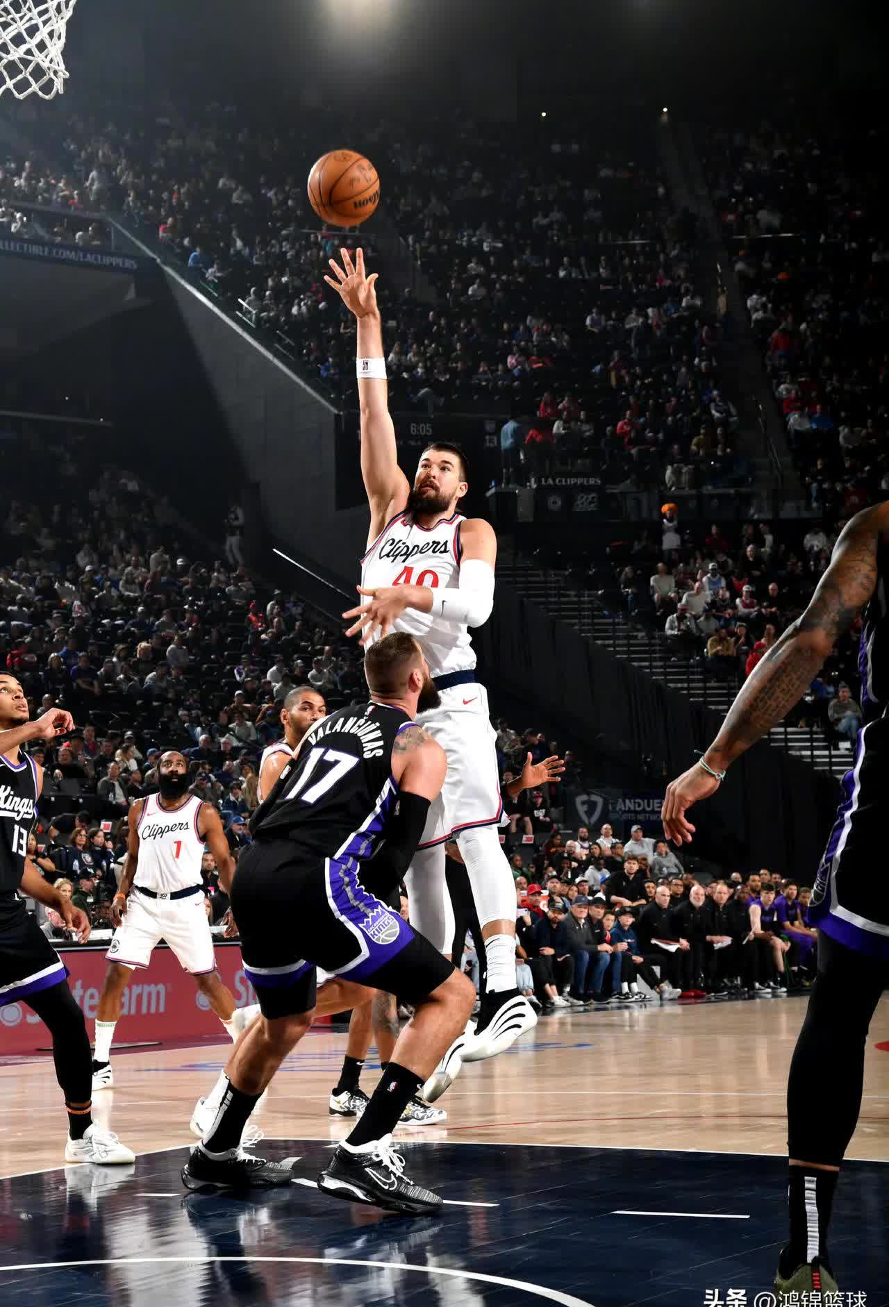 火箭客场险胜爵士，哈登三分绝杀的简单介绍