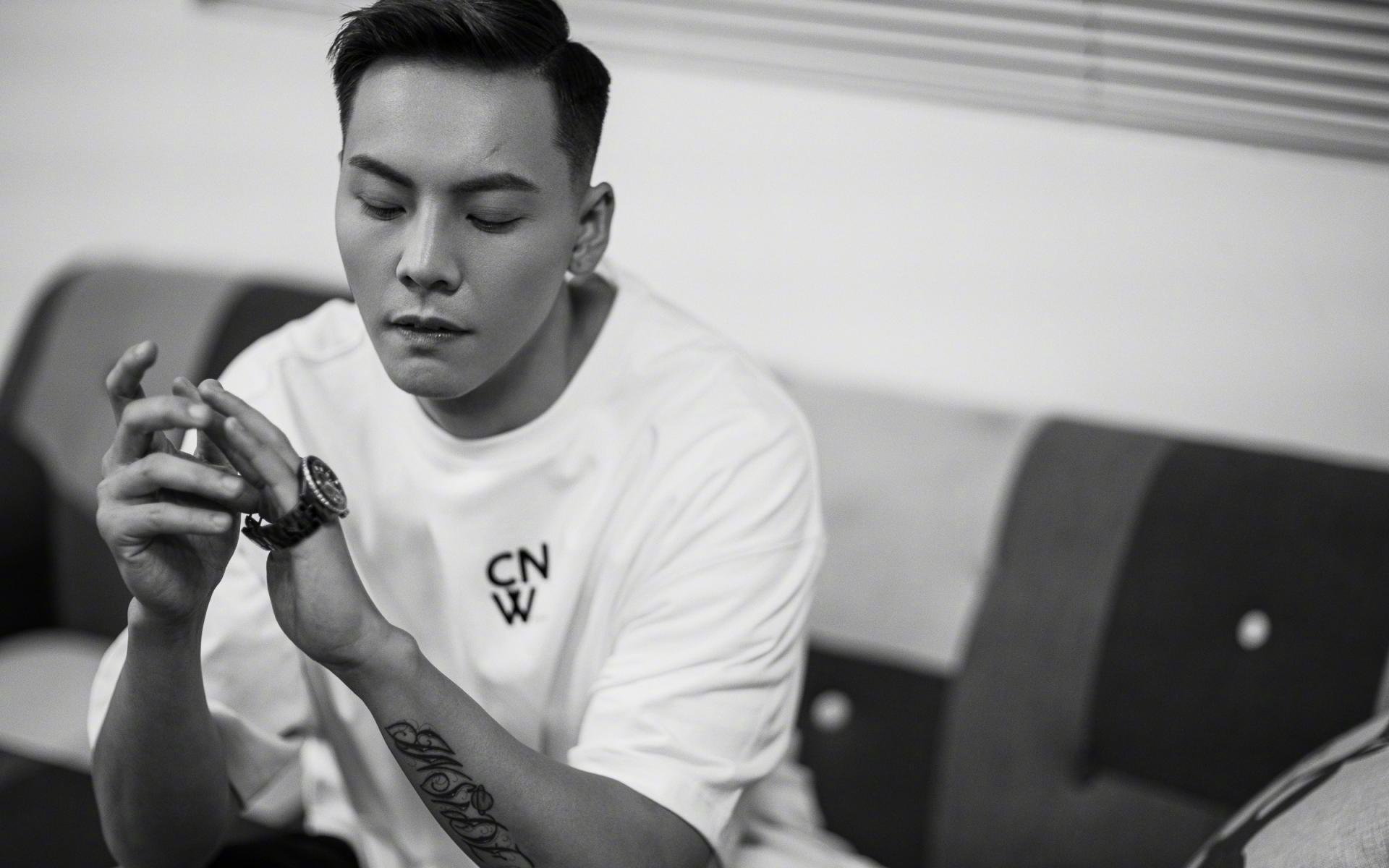 火箭连续得分压制湖人，米切尔关键先生光芒四射