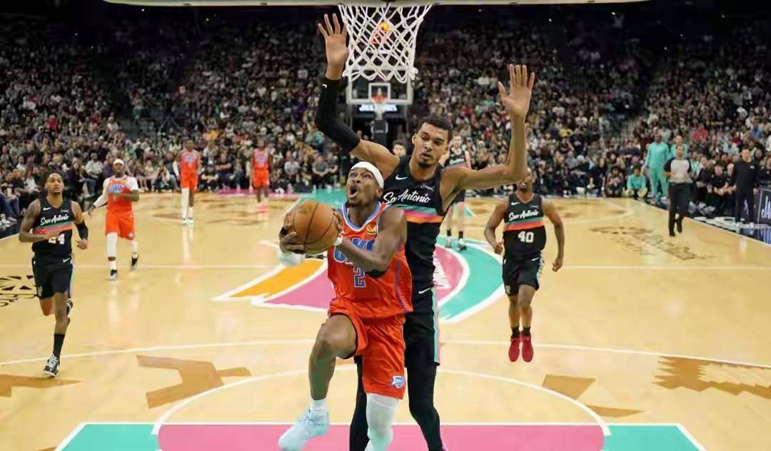 爵士对阵雷霆，文班亚马主宰比赛走向